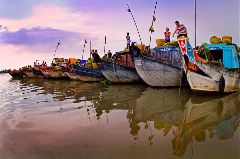 Những chiếc ghe chất đầy trái cây và hàng hóa sặc sỡ trên chợ nổi Cái Bè buổi sáng sớm
